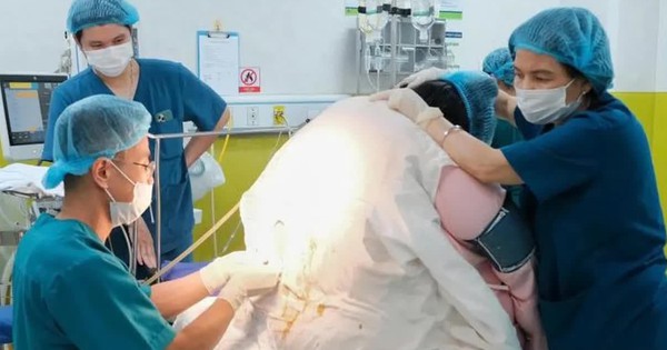 Sản phụ nặng 140kg, tiền sản giật nặng sinh con 4,6kg an toàn