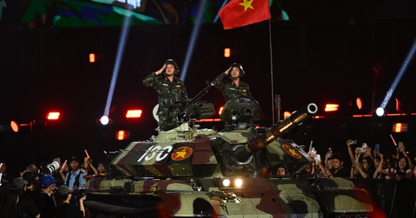 Chỉ concert Việt Nam mới có: Xe tăng tiến thẳng lên sân khấu, cả chục nghìn người cùng chào hiệu lệnh