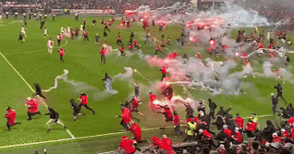 Kinh hoàng cảnh hỗn loạn trận derby: Hàng trăm CĐV lao xuống sân ném pháo sáng mù mịt, một thủ môn bị tấn công