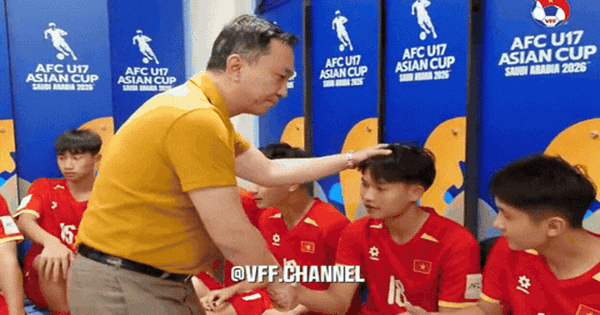 Chủ tịch VFF xoa đầu cầu thủ U17 Việt Nam đang bật khóc sau trận thua Hàn Quốc: 