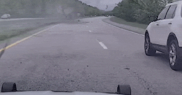 Chạy trốn cảnh sát ở tốc độ 225 km/h, ôtô lật ngửa trên cao tốc