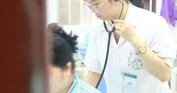 Người mẹ trẻ ôm con ra ban công sau nhiều tuần trầm cảm sau sinh