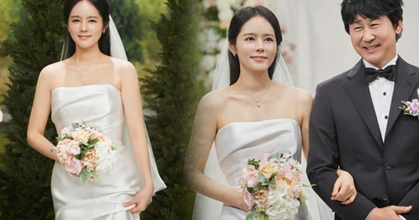 Han Ga In diện lại váy cưới sau 21 năm: Đích thị là nữ thần rồi!