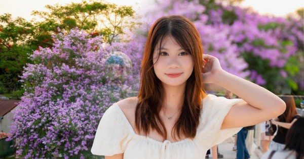 Cứ sau 3 giờ chiều, một góc phố ở Hà Nội lại đông kẹt cứng vì 1 cây hoa