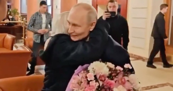 Xúc động video Tổng thống Putin lái xe chở cô giáo cũ đến điện Kremlin
