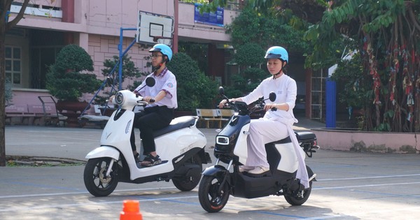 Học sinh TP.HCM thích thú trải nghiệm xe máy điện VinFast, mẫu xe mới Amio gây “sốt”
