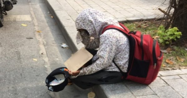 Phát hiện người đàn ông 10 năm ngủ vỉa hè nhưng không xin 1 đồng tiền nào, có nhà mà không thèm về