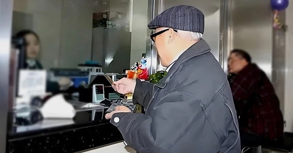 Cụ ông 82 tuổi ôm gần 6 tỷ đồng đi gửi ngân hàng, tá hỏa phát hiện toàn giấy lộn không giá trị, cảnh sát phá án sau 5 tiếng