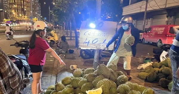 Người dân TPHCM đổ xô ‘săn’ sầu riêng giá siêu rẻ