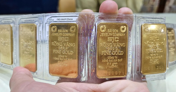 Giá vàng miếng SJC, vàng nhẫn thủng đáy 4 tháng