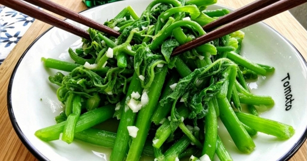 Quên salad đắt đỏ đi, mớ rau vài nghìn đồng ngoài chợ này mới là 