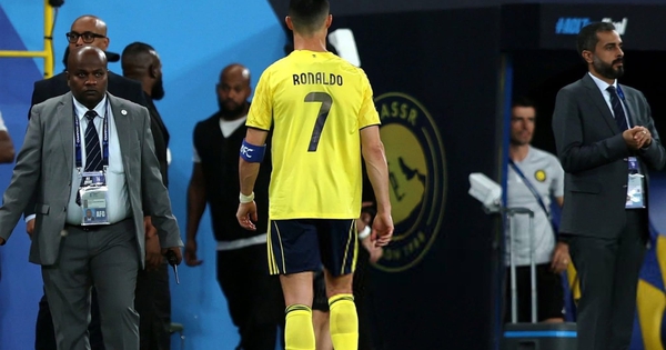 Ronaldo bất lực nhìn Al Nassr mất cúp C2 châu Á, quay lưng đi thẳng vào đường hầm