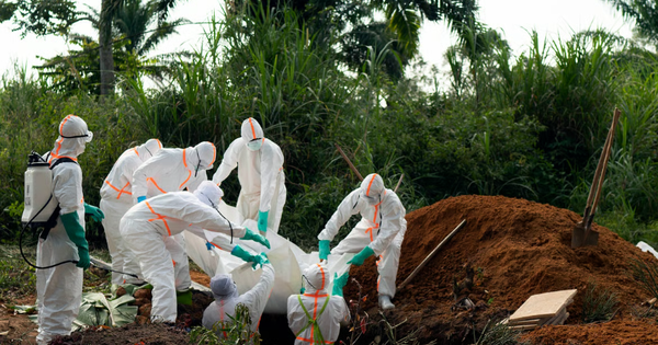 Số người chết trong đợt bùng phát dịch Ebola chủng hiếm tiếp tục tăng mạnh lên 118, người dân căng mình ứng phó dịch lan rộng