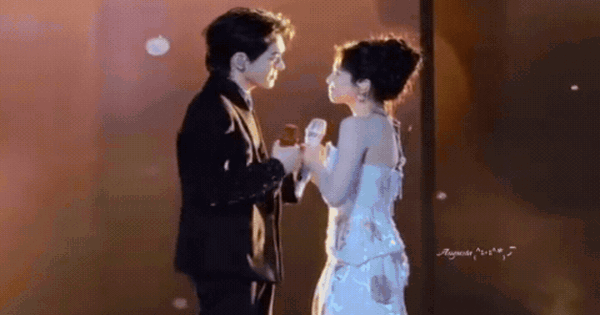 Mỹ nhân có nụ cười vô duyên nhất showbiz không biết xấu hổ à?