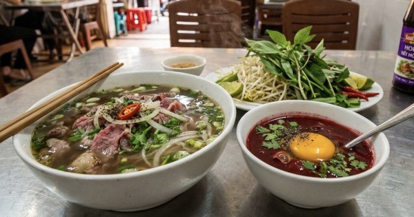 Bát nước đỏ au cạnh tô phở miền Nam khiến khách phương xa rén ngang, khách quen lại thòm thèm săn lùng