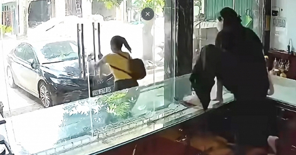 Hình ảnh chủ tiệm nhảy qua tủ kính vẫn không bắt được người phụ nữ cướp vàng Nguyễn Thị Mỹ Linh