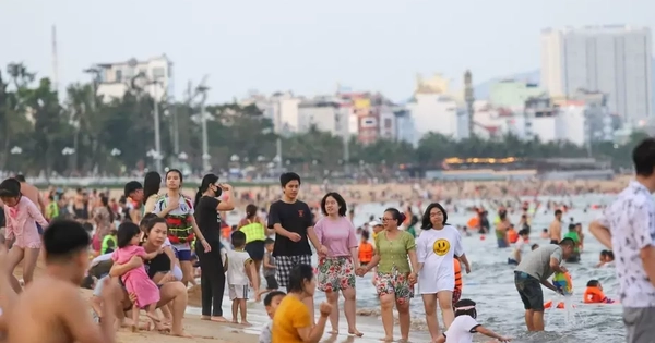 Các bãi biển đông nghịt người, nhìn thôi đã... ngộp