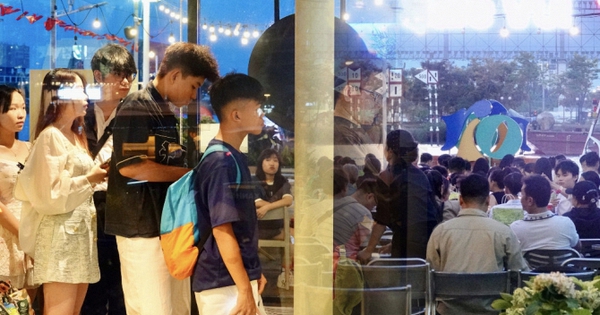Ngày thứ 3 kỳ nghỉ lễ: Giới trẻ Sài Gòn đổ về bến Bạch Đằng, quán cà phê ven sông kín chỗ