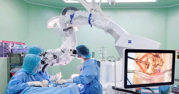 Các bác sĩ gỡ kíp nổ 'quả bom hẹn giờ’ trong não cụ bà