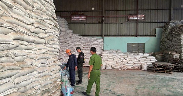 Thủ đoạn lừa đảo tinh vi nhắm vào người nông dân: Công an đột kích “đại bản doanh” cùng 5 kho hàng, thu giữ hơn 70 tấn phân bón giả trị giá 1,5 tỷ đồng