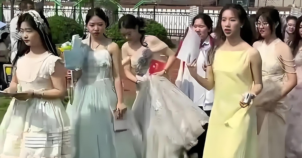 Nhiều nữ sinh mặc lộng lẫy dự lễ trưởng thành nhưng thản nhiên ngó lơ chai nước vứt chỏng chơ trên cỏ
