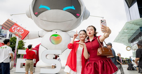 Chú robot tại Thiso Mall bất ngờ 