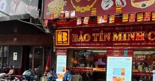 Cảnh tượng lạ trên 'phố vàng' Hà Nội