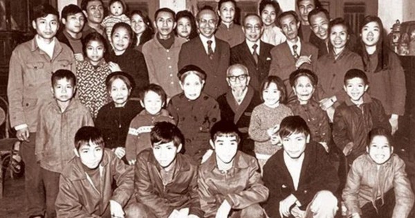 Chủ tiệm vàng nuôi 8 con thành tài, 4 người là giáo sư: Con út đã 90 tuổi vẫn 
