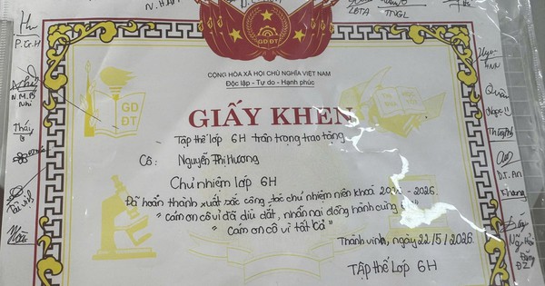 Tấm giấy khen đặc biệt khiến một cô giáo 