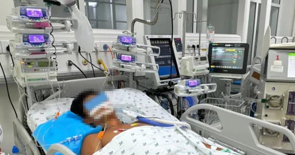 Nam sinh sốc nhiệt nguy kịch sau chơi bóng dưới nắng