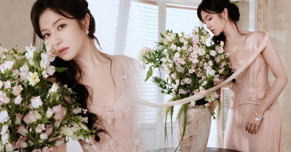 Nhìn Lý Lan Địch bên bình hoa chuông, mới hiểu vì sao mùa hè này nhất định phải có một bình hoa trong nhà
