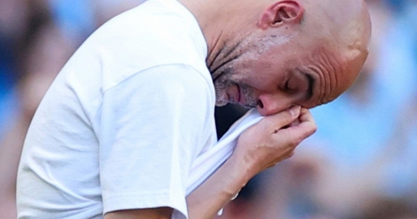HLV Pep Guardiola khóc rồi!