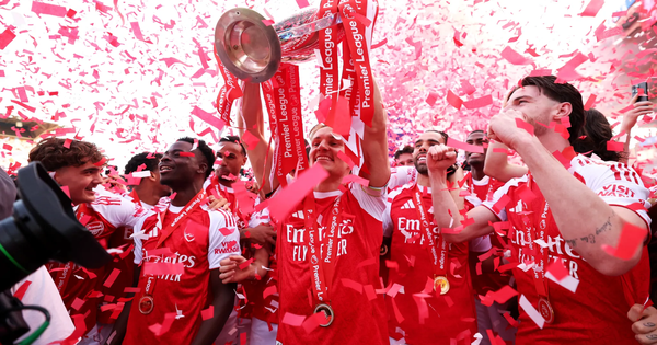 Khoảnh khắc triệu fan Arsenal vỡ oà: Chính thức nâng cúp, khép lại mùa giải vô địch bằng màn nhuộm đỏ sân khách cực cảm xúc