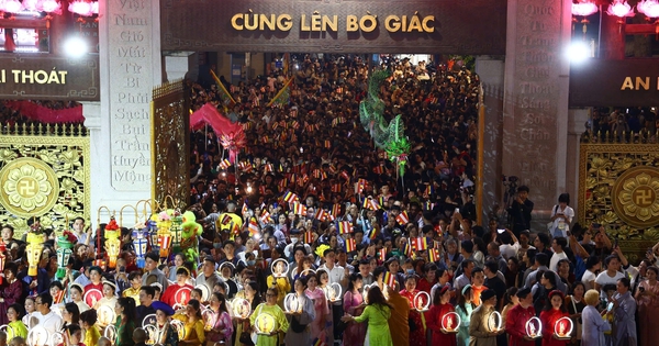 Dòng người cung rước kim thân Đức Phật, mừng Đại lễ Phật đản ở TP.HCM