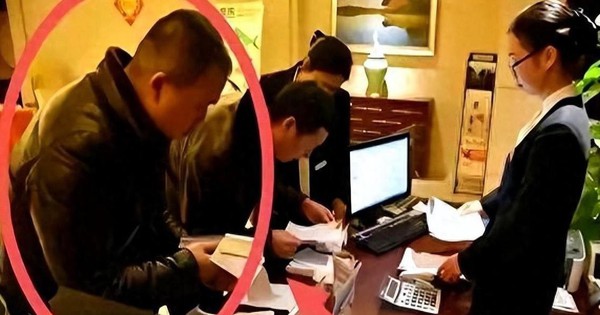 Họp lớp hết 116 triệu, cậu bạn cá biệt năm xưa đứng dậy trả tiền, nói một câu khiến tất cả đứng hình rồi lặng lẽ rời nhóm