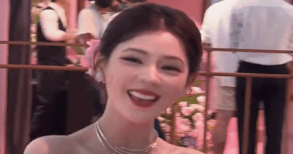 Mỹ nhân showbiz cười 1 cái đốn tim 1,4 tỷ dân: Mặc đẹp không trượt phát nào, style gì cũng cân ngon ơ