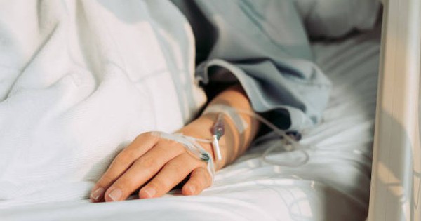 Sợ bị gia đình trách mắng, bé gái 11 tuổi tử vong sau vài ngày nôn ói