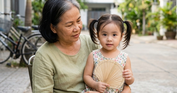 BẬT KHÓC khi đón con sau 3 tháng hè ở quê cùng ông bà, bà mẹ dằn vặt: Tôi vô cùng hối hận!