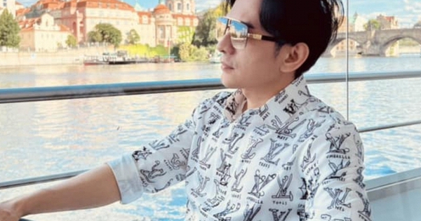 Nam ca sĩ đình đám một thời đi bán cà phê tại đường Đinh Tiên Hoàng, TP.HCM: Khách đến mua không có chỗ đứng