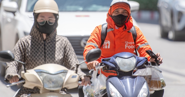 Hà Nội nắng như rang, shipper vừa chạy đơn vừa tấp vào bóng râm hồi sức