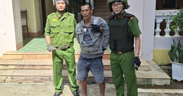 Phụ huynh mang dao xông vào trường học của con, gây náo loạn