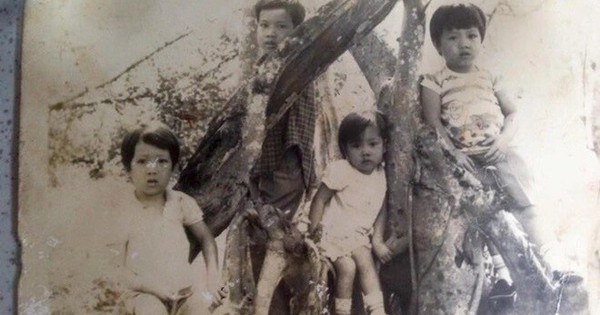 Bị buộc thôi học vì nghèo, cậu bé trong ảnh đen trắng giờ là đại gia showbiz, sở hữu bí quyết dạy con cực khéo