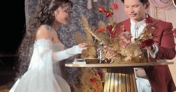 Cô dâu, chú rể thay nghi thức cắt bánh kem bằng ăn cơm tấm sườn nướng ngay trên sân khấu cưới: Bất ngờ danh tính 2 nhân vật chính