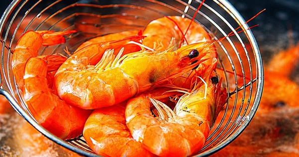 Luộc tôm đừng chỉ cho mỗi nước: Thêm 1 trong 2 gia vị này, tôm đỏ au, thịt ngọt săn chắc