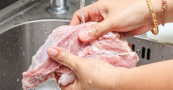 Khuyên thật: Đừng rửa thịt sống trực tiếp dưới vòi nước nữa!
