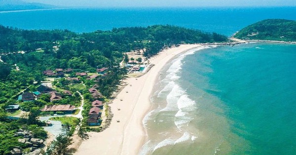 Bãi biển miền Trung hoang sơ được Chủ tịch tỉnh chia sẻ trên Facebook