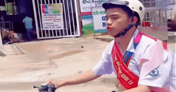 Nam sinh trường chuyên đeo đầy huy chương chạy xe về nhà gây bão mạng