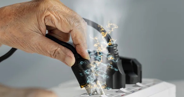 Khi trời sấm sét đùng đùng, nên dừng ngay 4 việc này khi bạn đang ở trong nhà