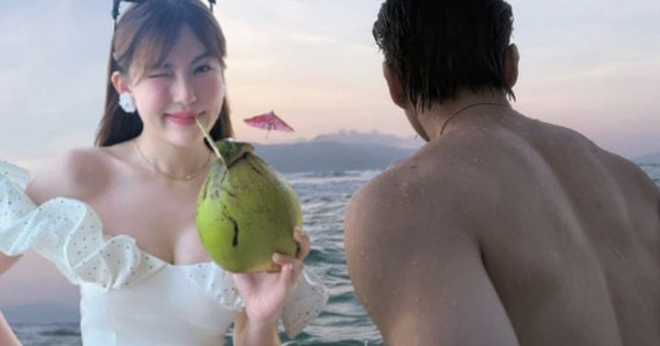 HIEUTHUHAI cởi áo khoe lưng trần giữa biển, bạn gái liền có phản ứng