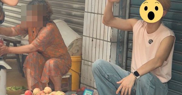 Bắt gặp 1 Anh Trai Chông Gai ngồi vỉa hè bán trái cây, diện mạo đen nhẻm hốc hác gây xôn xao